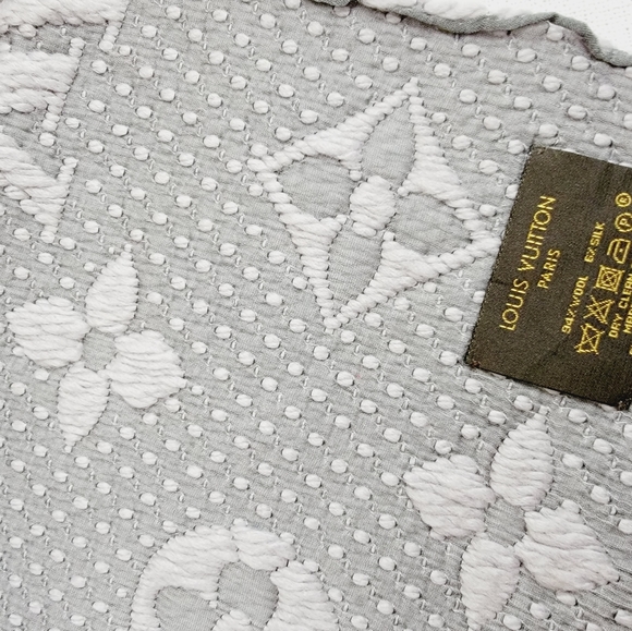 Louis Vuitton Knit Wrap - Picture 2 of 3